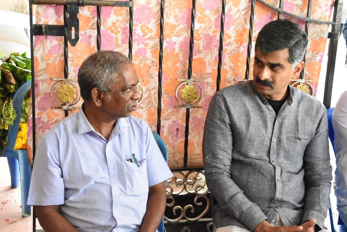 duraivaikooffl's tweet photo. தலைமை அலுவலகம் தாயகம் மேலாளர் வீ.ருத்ரன் அவர்களின் சகோதரர் வீ. லோகீஸ்வரன் உடலுக்கு அஞ்சலி..!

மறுமலர்ச்சி திராவிட முன்னேற்ற கழகத்தின் தலைமை அலுவலகமான தாயகத்தின் மேலாளர் வீ.ருத்ரன் அவர்களின் உடன் பிறந்த சகோதரர் வீ. லோகீஸ்வரன் காலமானார் என்ற செய்தி அறிந்து வருத்தமுற்றேன்.

தென் சென்னை கிழக்கு மாவட்டம், மேடவாக்கம் பகுதி, நன்மங்கலத்தில் உள்ள  அவரது இல்லத்திற்கு இன்று (05.02.2024) நேரில் சென்று மறைந்த லோகீஸ்வரன் உடலுக்கு மாலை அணிவித்து இறுதி அஞ்சலி செலுத்தி, அவரது குடும்பத்தினருக்கு எனது சார்பிலும், இயக்கத்தின் சார்பிலும் ஆழ்ந்த இரங்கலைத் தெரிவித்துக் கொண்டேன்.

உடன் தென்சென்னை கிழக்கு மாவட்ட செயலாளர் கே.கழககுமார், செங்கல்பட்டு வடக்கு மாவட்ட செயலாளர் மாவை. மகேந்திரன், கழக தீர்மானக் குழு செயலாளர் கவிஞர் மணிவேந்தன், மாவட்ட துணை செயலாளர்கள் குரோம்பேட்டை நாசர், வெ.ரவிச்சந்திரன், மேடவாக்கம் பகுதி செயலாளர் வெங்கடேசன்,  பகுதி செயலாளர் துரை மணிவண்ணன், மாவட்ட பொருளாளர் துரை குணசேகரன், தலைமை செயற்குழு உறுப்பினர் ஆ. பன்னீர் தாஸ், பல்லாவரம் ஹக்கீம், மாவட்ட மாணவர் அணி துணை அமைப்பாளர் வினோத் உள்ளிட்ட கழகத் தோழர்கள் கலந்து கொண்டு அஞ்சலி செலுத்தினர்.

துரை வைகோ
முதன்மைச் செயலாளர்
மறுமலர்ச்சி திமுக
05.02.2024.