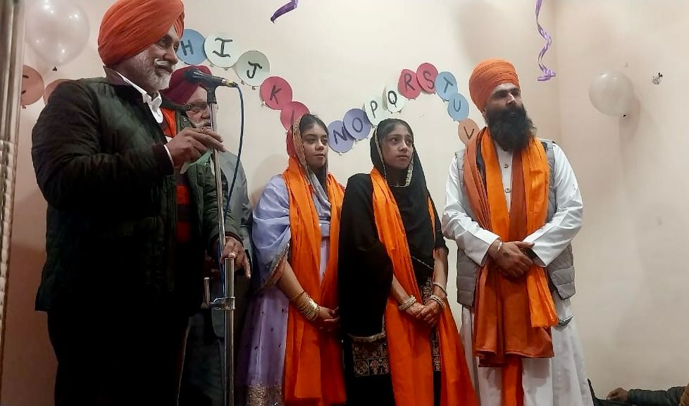 SandeepSBal's tweet photo. ਸ. ਮਹਿੰਦਰ ਸਿੰਘ ਲੋਟੇ ਜੀ ਵੱਲੋ ਆਪਣੀਆਂ ਹੋਣਹਾਰ ਪੋਤੀਆਂ ਦੇ ਜਨਮਦਿਨ ਨੂੰ ਮੁੱਖ ਰੱਖਦਿਆਂ ਘਰ ਵਿੱਚ ਰੱਖੇ ਗਏ ਸ਼੍ਰੀ ਅਖੰਡ ਪਾਠ ਸਾਹਿਬ ਦੇ ਭੋਗ ਵਿੱਚ ਹਾਜਰੀ ਲਗਵਾਈ ਅਤੇ ਪਰਿਵਾਰ ਵੱਲੋ ਸਮੂਹ ਸੰਗਤਾਂ ਦਾ ਧੰਨਵਾਦ ਕੀਤਾ |       ਮੈਂ ਵਾਹਿਗੁਰੂ ਜੀ ਅੱਗੇ ਅਰਦਾਸ ਕਰਦਾ ਹਾਂ ਕਿ ਪ੍ਰਮਾਤਮਾ ਦੋਹਾਂ ਬੱ��ੀਆਂ ਨੂੰ ਤਰੱਕੀਆਂ ਬਖ਼ਸ਼ਣ |
#amloh https://t.co/PScww6iCPA