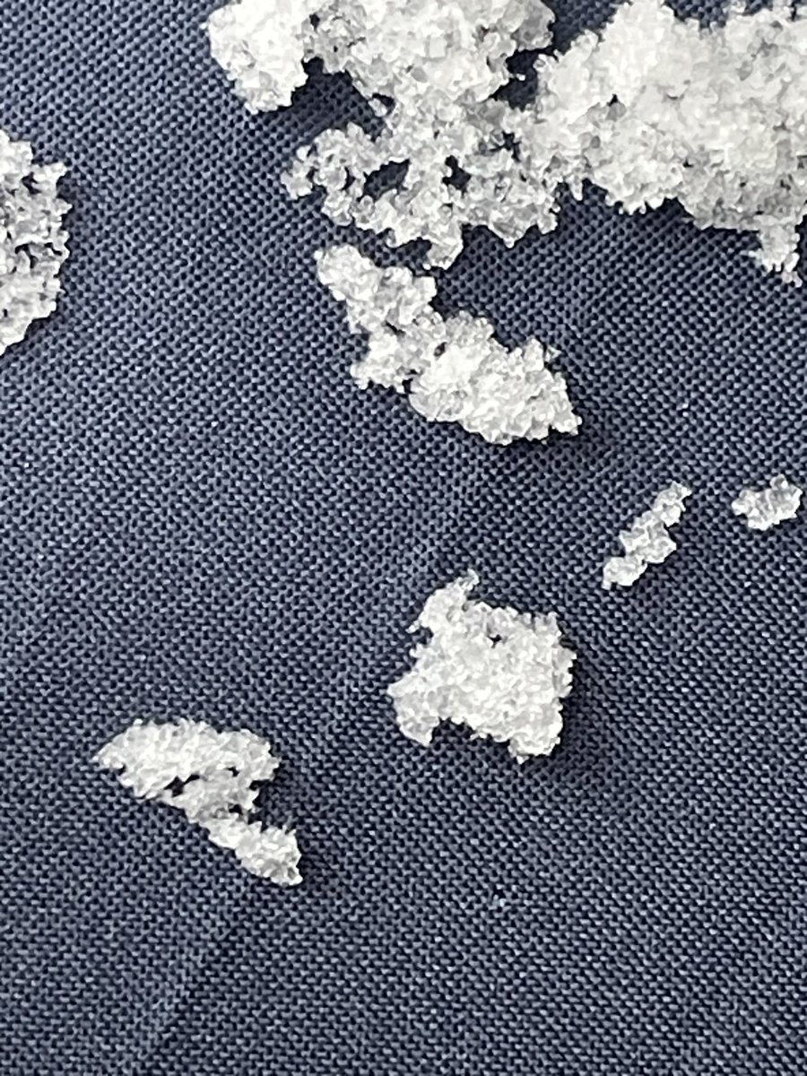 SyakmiW's tweet photo. 針状の結晶の塊が深々と降り続いています。関東の雪はこれからピークを迎えそうです。
#関東雪結晶
16:50 町田市 https://t.co/eqA8MnXSsQ