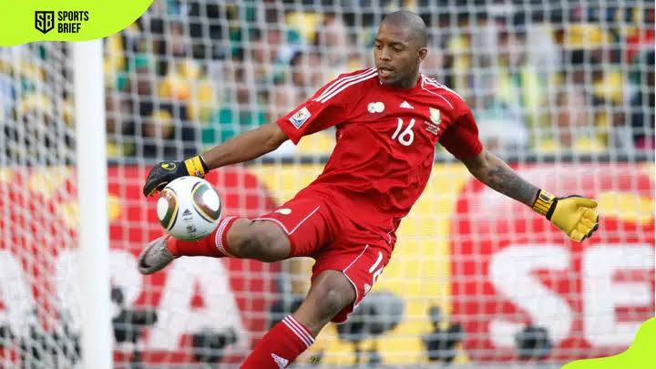 Nkulunkulu_God's tweet image. Itumeleng khune 🇿🇦 Bafana Bafana stats

👕 94 games 
62 goals conceded 
42 clean sheets 

Ronwen Williams 🇿🇦 Bafana Bafana stats 

👕 36 games 
100 goals conceded 
11 clean sheets 

William has grown to be a good goalkeeper, I don't wanna see ya'll disrespecting Khune again.