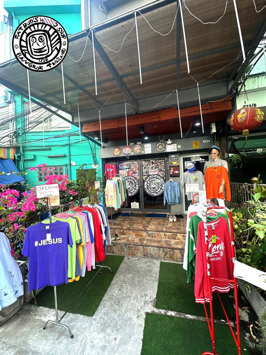 fatbudsweedshop's tweet photo. 🥦🇯🇵🇹🇭😎🙏バンコク・オンヌットのファットバッズウィードショップへようこそ！サトーンやエカマイにも店舗があり、日本人駐在員にとっての理想的なラウンジです。リラックスできる空間と、息をのむような屋上の景色をお楽しみください。カンナビス製品は100バーツから、オンスは฿1400からご提供。USA直輸入のヴィンテージシャツやスウェットも50バーツから。あなたのチルアウトの場所がここにあります！
🌿🇯🇵 #バンコクライフ #日本人駐在員 #カンナビスコミュニティ #ヴィンテージファッション 🌸✨

https://t.co/88Fv83OECD
