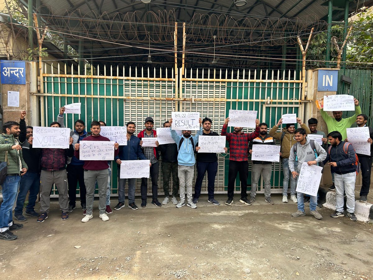 surendra_9797's tweet photo. @LtGovDelhi
 DSSSB JE Vacancies were getting delayed day by day in every stage and now the results are also not coming. This is the 3rd physical protest going on.

#Release_DSSSB_JE_RESULTS
 
@raghav_chadha
@AtishiAAP
@Saurabh_Unmute
@CMODelhi
@AAPDelhi
#Release_DSSSB_JE_RESULTS https://t.co/9stYVZeEKe
