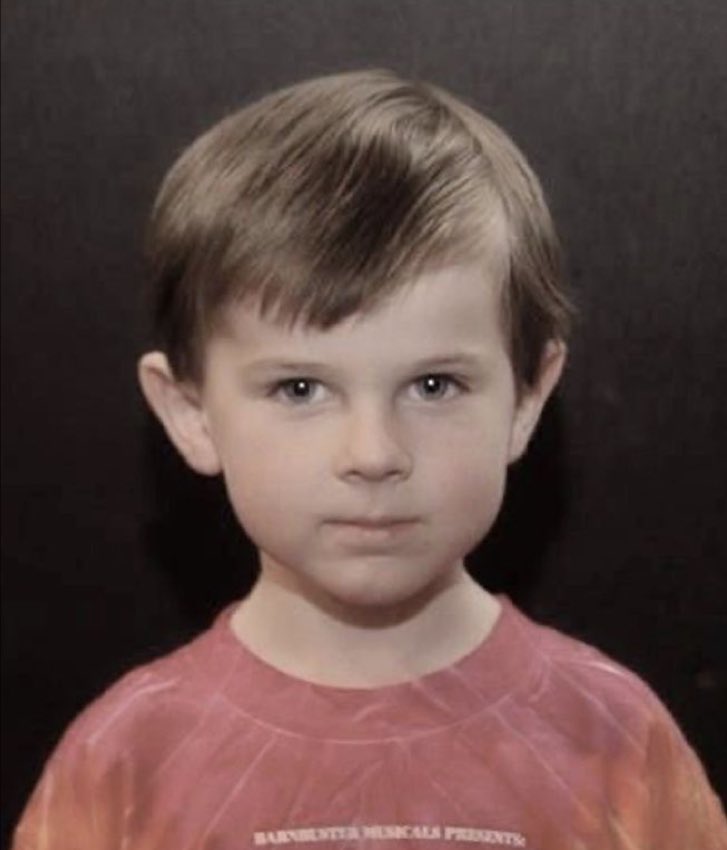i absolutely despise this photo hes so scary what the fuck is he planning