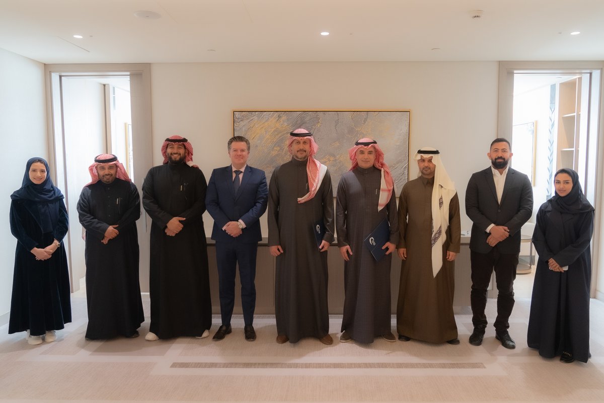 Eviqsa's tweet photo. أعلنت شركة البنية التحتية للسيارات الكهربائية (EVIQ) عن توقيعها مذكرة تفاهم مع الشركة السعودية لخدمات السيارات والمعدات "ساسكو" ، بهدف تعزيز التعاون وتبادل الخبرات في مجال تطوير وتعزيز البنية التحتية للسيارات الكهربائية في المملكة. ووقع الاتفاقية الرئيس التنفيذي لشركة EVIQ الأستاذ محمد بكر قزاز والرئيس التنفيذي لساسكو الأستاذ رياض بن صالح المالك، وذلك في المقر الرئيسي للشركة السعودية لخدمات السيارات والمعدات "ساسكو" في مدينة الرياض.

وتهدف هذه الشراكة إلى توفير بيئة ملائمة لنمو صناعة السيارات الكهربائية في المملكة، من خلال تطوير وتحسين البنية التحتية. حيث ستعمل الشركتان معًا على توفير حلول مبتكرة ومستدامة لتطوير شبكة شحن السيارات الكهربائية، بما في ذلك إنشاء محطات الشحن السريعة والمحطات العامة في جميع مدن ومحافظات المملكة.

من جانبها، ستساهم EVIQ بخبرتها في تطوير وتنفيذ مشاريع البنية التحتية لشبكة الشحن الكهربائي للسيارات، بينما ستقدم الشركة السعودية لخدمات السيارات والمعدات "ساسكو" خبرتها ومواردها في مجال الخدمات الفنية والتشغيلية.

ومن المتوقع أن تكون هذه الشراكة ذات تأثير إيجابي على نمو قطاع السيارات الكهربائية في المملكة، حيث ستسهم في توفير بيئة مستدامة لاستخدام هذه السيارات وتشجيع المزيد من الأفراد والشركات على اعتمادها. كما ستعزز الشراكة قدرة قطاع السيارات الكهربائية على النمو، مما سيساعد على تعزيز تنافسية للمملكة في صناعة السيارات الكهربائية وتعزيز مكانتها كمركز رائد للابتكار والتطوير في هذا المجال. وتأتي هذه الشراكة في إطار مواكبة رؤية المملكة العربية السعودية 2030 وتوجهها نحو خفض الانبعاثات الكربونية وتحقيق الاستدامة البيئية.

#EVIQ
@SASCO_KSA
