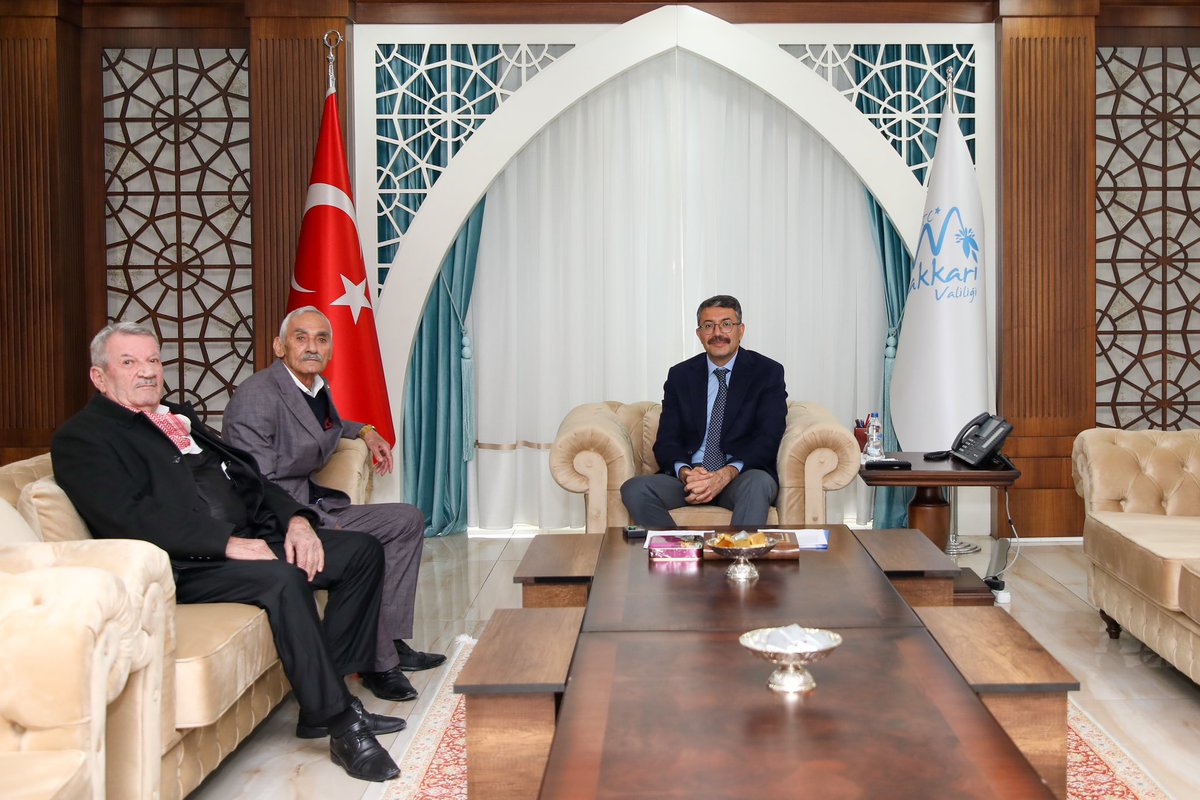 HakkariValiligi's tweet photo. 📌 İlimiz Kanaat Önderlerinden Mehmet Tan ve Mehdi Demir,

📌 İlimiz Esnaflarından İsmail Bor ve Bekir Aşan,

📌 İş İnsanı Mustafa Kaya, Vali/Belediye Başkan Vekili Ali Çelik’i makamında ziyaret ettiler. https://t.co/QgDnfOpxJq