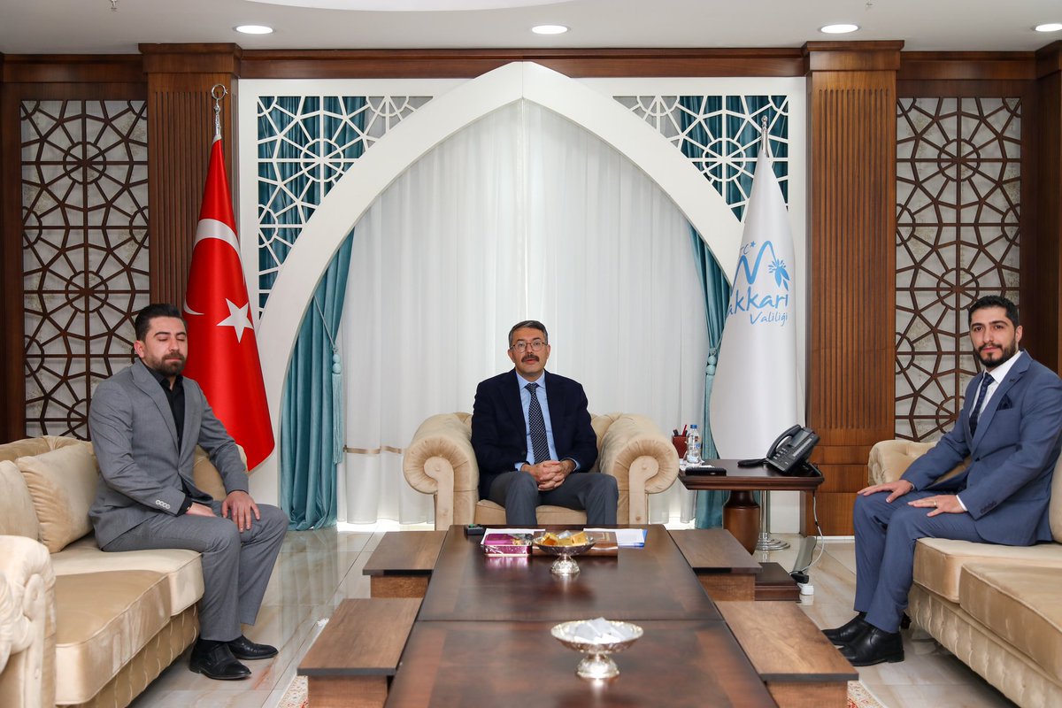 HakkariValiligi's tweet photo. 📌 İlimiz Kanaat Önderlerinden Mehmet Tan ve Mehdi Demir,

📌 İlimiz Esnaflarından İsmail Bor ve Bekir Aşan,

📌 İş İnsanı Mustafa Kaya, Vali/Belediye Başkan Vekili Ali Çelik’i makamında ziyaret ettiler. https://t.co/QgDnfOpxJq