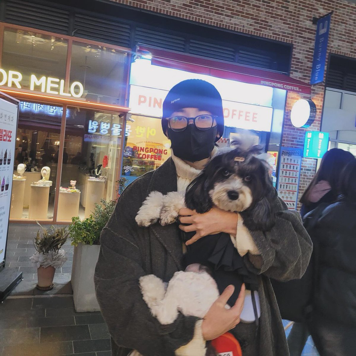 wonangwoo's tweet photo. 원우와 설이의 만남 너무 기쁘다🐶♥️ https://t.co/XiC0ubhsU0