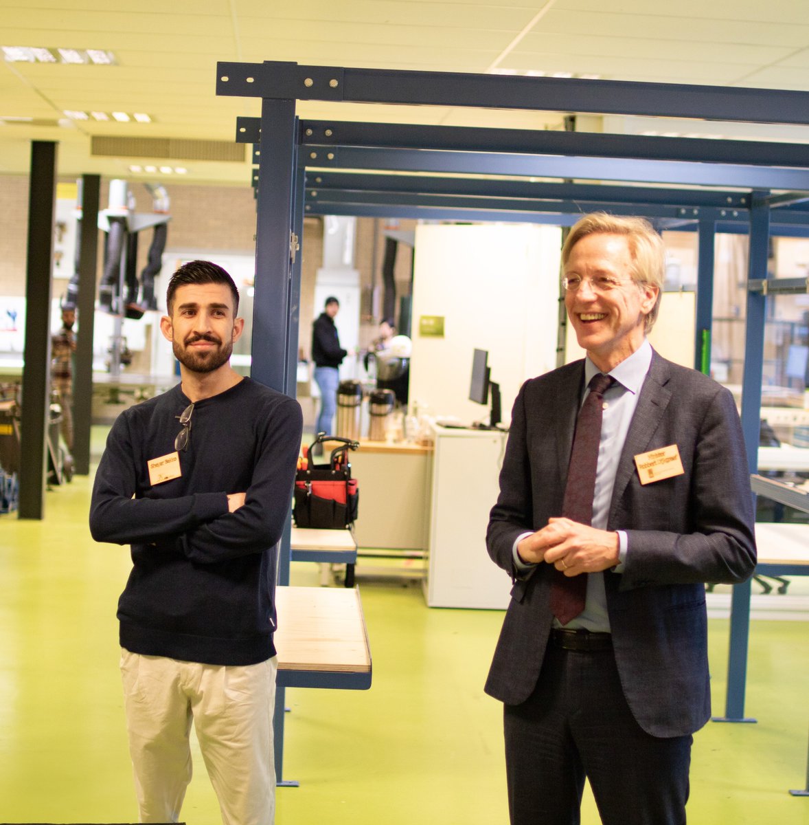 Demissionair minister <a href="/RHDijkgraaf/">Robbert Dijkgraaf</a>  bracht een bezoek aan onze opleiding Monteur elektrotechniek voor anderstaligen op locatie Admiraal de Ruyterlaan. Tijdens zijn bezoek ging Dijkgraaf met studenten en docenten in gesprek en deed hij mee met een installatietechniekoefening