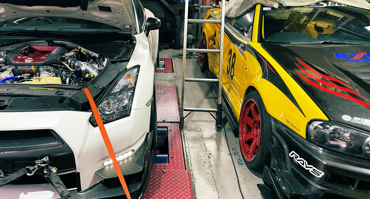 as38_no1gtr's tweet image. 疲労感が、、

四駆のローラーダイナモの
計測は疲れます。

ステアリングセンターを維持しておかないと怖いのよ

前後ローラーも並行出しして
ホイルベースに合わせてキッチリセットしないと加速時と
アクセルオフ時にステアリングに来るトルクステアみたいな感じが変わるのです。
#powercheck