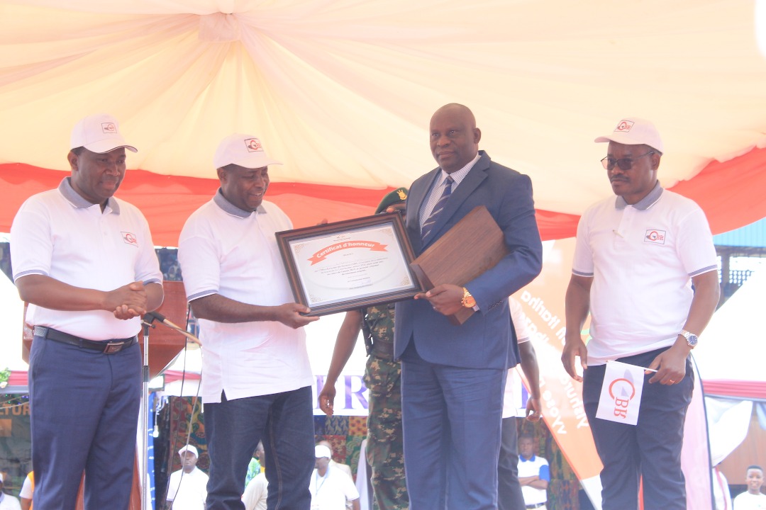 GHaburanimana's tweet photo. Ndavye ibihumbi vy'abantu bahawe akazi muri za @itracomholding , @FomiBurundi , #ITRAPACK , @itracom_tz , @BcabBank , #Inkinzo_Insurance , bientôt une cimenterie à @RutanaProvince ,.....ndemeza ko Uburundi hamwe bworonka ba #Ziranotse nka 10 , igihugu cohinduka isura. #Abatwip https://t.co/hF7oOcjuto