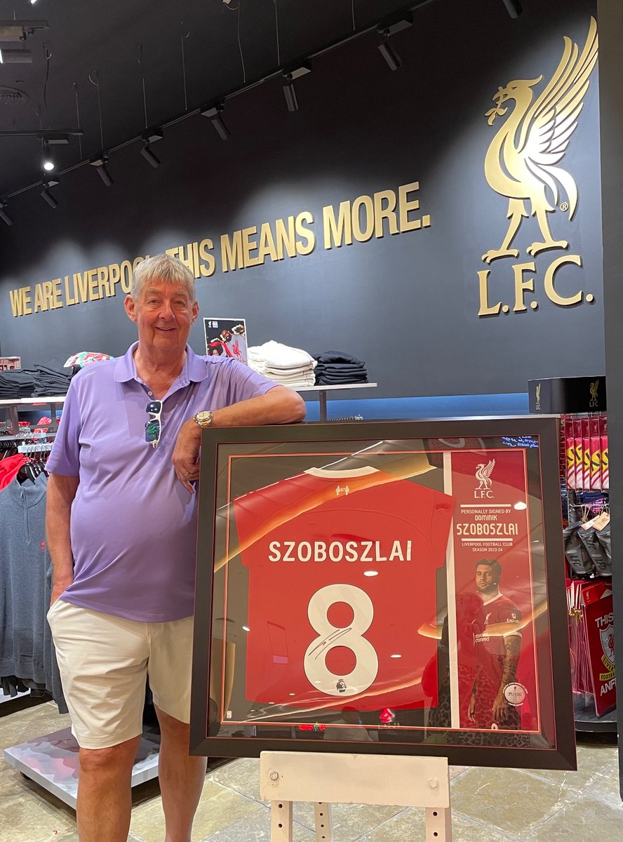 Would you believe it?? You can’t escape it - even in Dubai 😂😂😂 <a href="/garnwen/">keith  thomas</a> <a href="/LFC/">Liverpool FC</a> <a href="/TheDubaiMall/">Dubai Mall by Emaar</a>