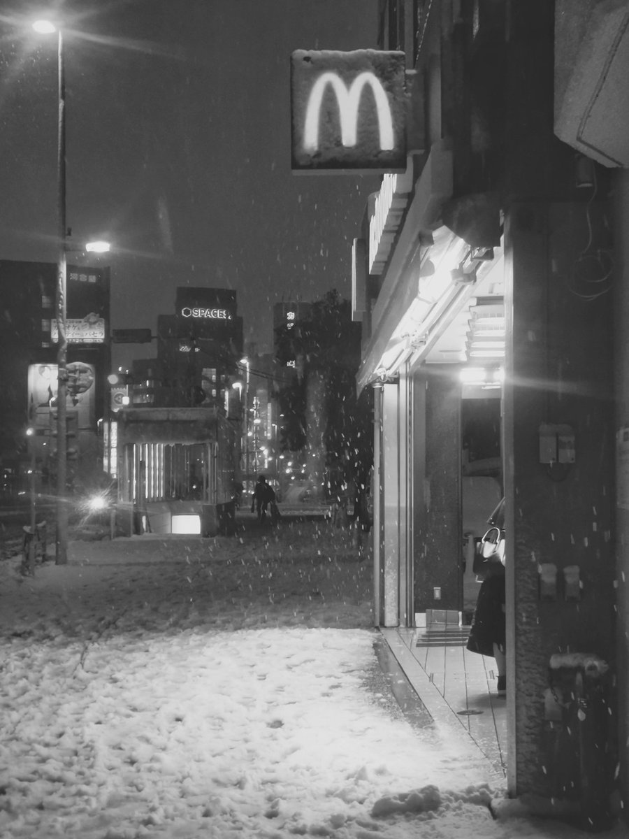 HOT SPOT #東京の雪
#streetphoto #streetphotography #japan #tokyo #street #streetphotographer #photography #streetstyle #blackandwhite #photo #city #photooftheday #streetphoto_bw #monochrome #ig_street #life_is_street #spicollective #streetsnap #lensculture #streetshot #日本