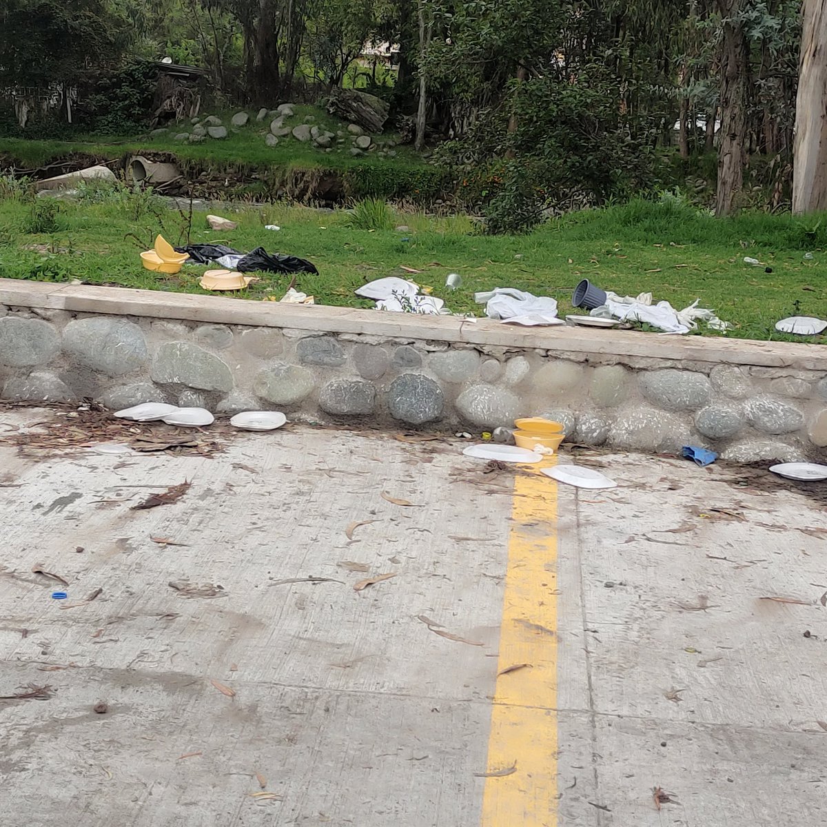 ROSYTAO's tweet photo. Así dejan los espacios públicos en la Avenida de los migrantes en Cuenca. Qué lamentable que no cuidan a "su lindo Ecuador" 🙄 https://t.co/3zM5Epd9cT
