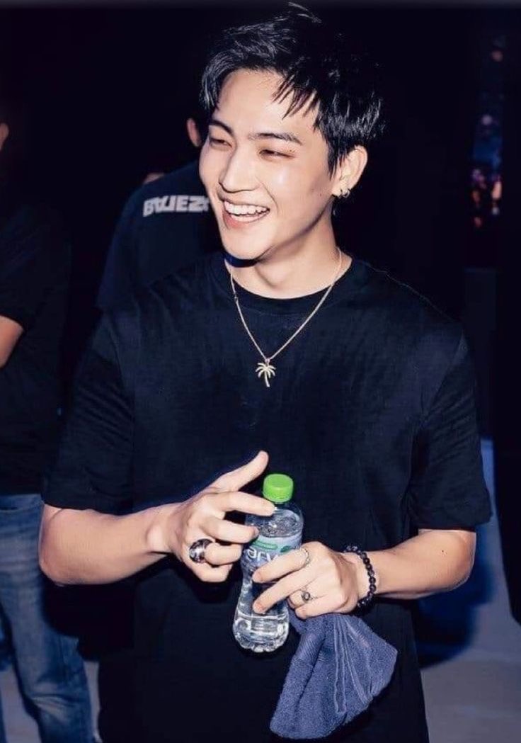 jaebeom looks cynosure here