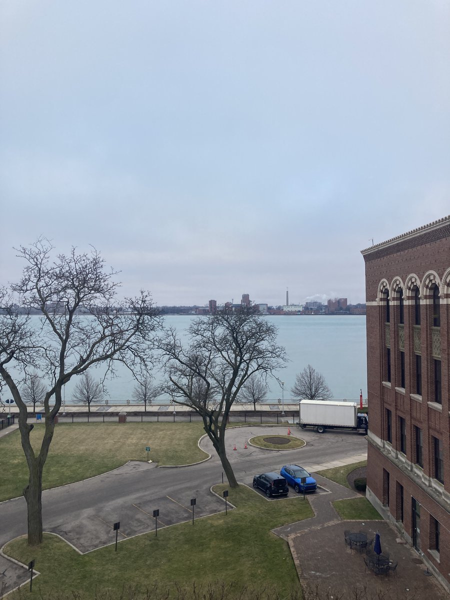 ALF6306's tweet photo. An early start for jury duty starts with the incessant gray clouds and sunless sky with a nearing warming trend to tease us. #detroit morning https://t.co/jUaJvw02P5
