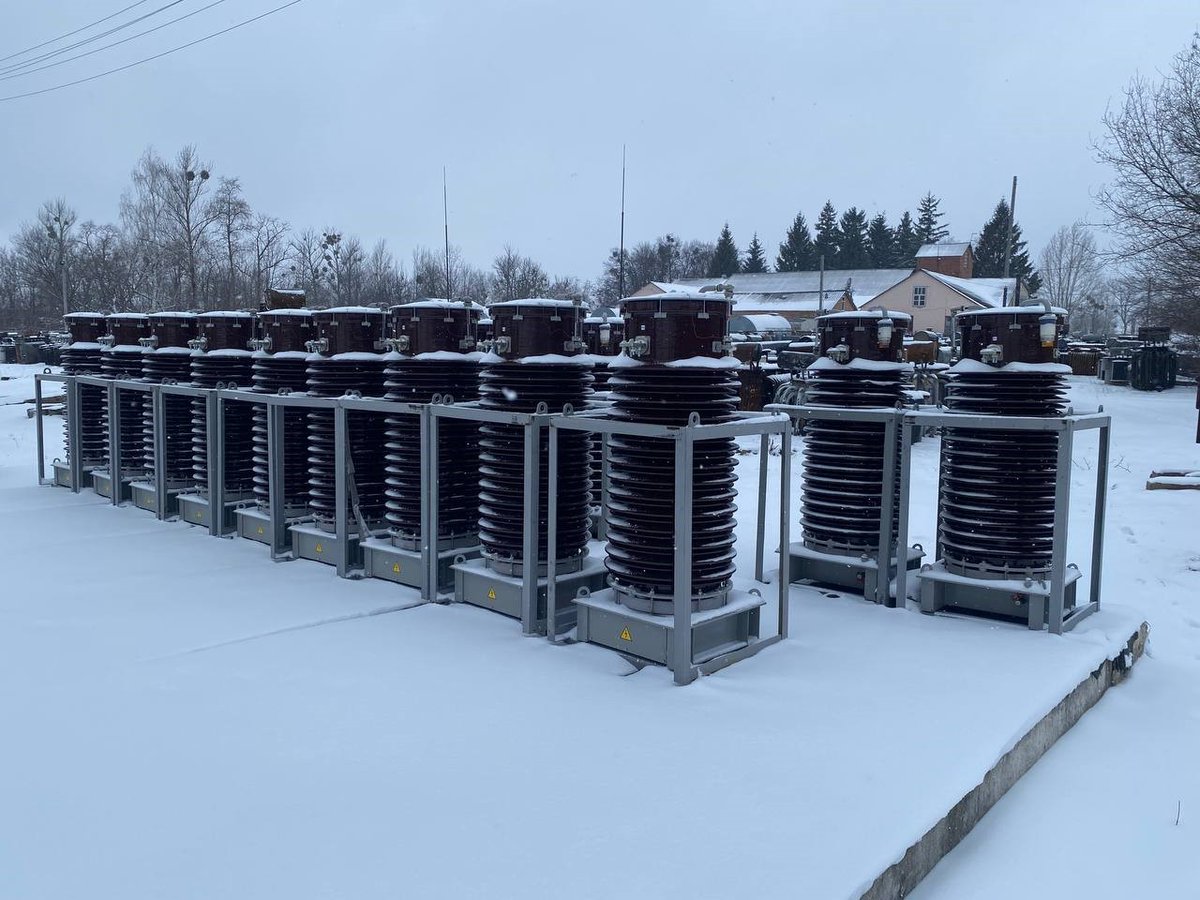 Ener_Community's tweet photo. 📢 Recently, a missile strike caused significant damage to #Kyiv's #Kharkiv district's electricity infrastructure.
The #UkraineEnergySupportFund acted swiftly✅
1⃣8⃣ current transformers, financed by 🇩🇪, already deployed to aid recovery.
Read more 👉https://t.co/Y6JqaBU3a0 https://t.co/A6UX6ioWSp