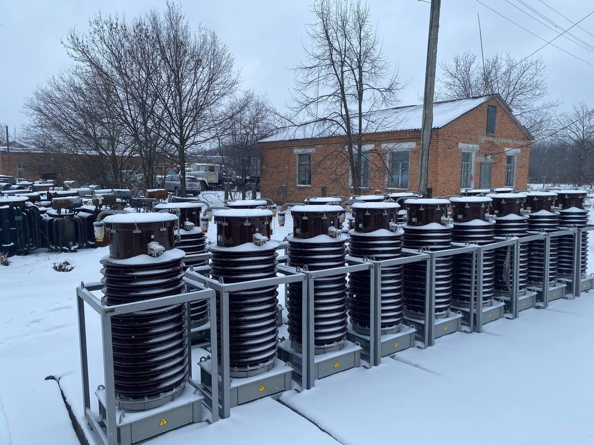 Ener_Community's tweet photo. 📢 Recently, a missile strike caused significant damage to #Kyiv's #Kharkiv district's electricity infrastructure.
The #UkraineEnergySupportFund acted swiftly✅
1⃣8⃣ current transformers, financed by 🇩🇪, already deployed to aid recovery.
Read more 👉https://t.co/Y6JqaBU3a0 https://t.co/A6UX6ioWSp