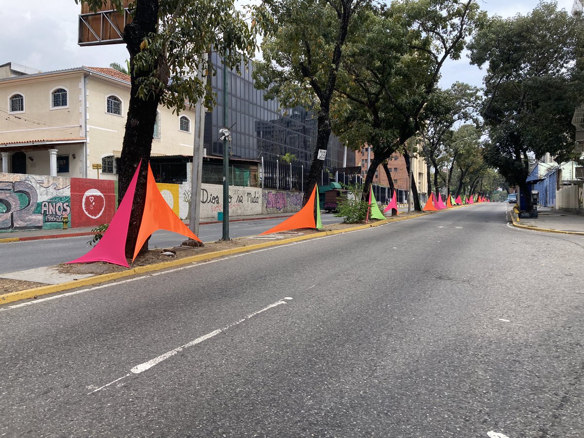 A ver <a href="/lAlcaldiasucre/">AlcaldíaSucre</a> <a href="/JoseVRangelA/">José Vicente Rangel A</a> los árboles no son mobiliario público, no son postes, tendederos. No son una pared. Ni siquiera son madera. Son seres vivos. Los clavos son enemigos silenciosos de los árboles. Por esas pequeñas heridas pueden penetrar agentes patógenos.