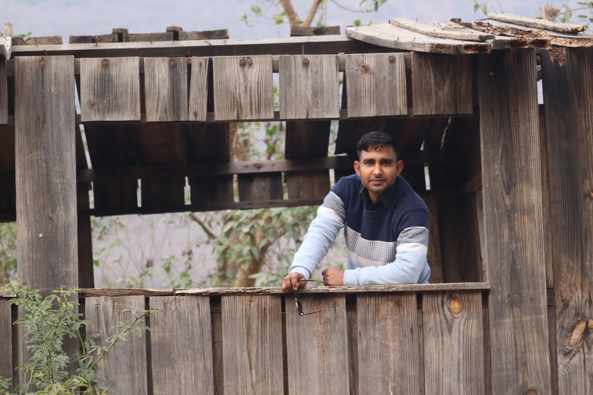 ख़ुद की औक़ात होगी तो दुनिया कद्र करेगी,
किसी के इर्द गिर्द खड़े होने से किरदार ऊँचे नहीं होते।