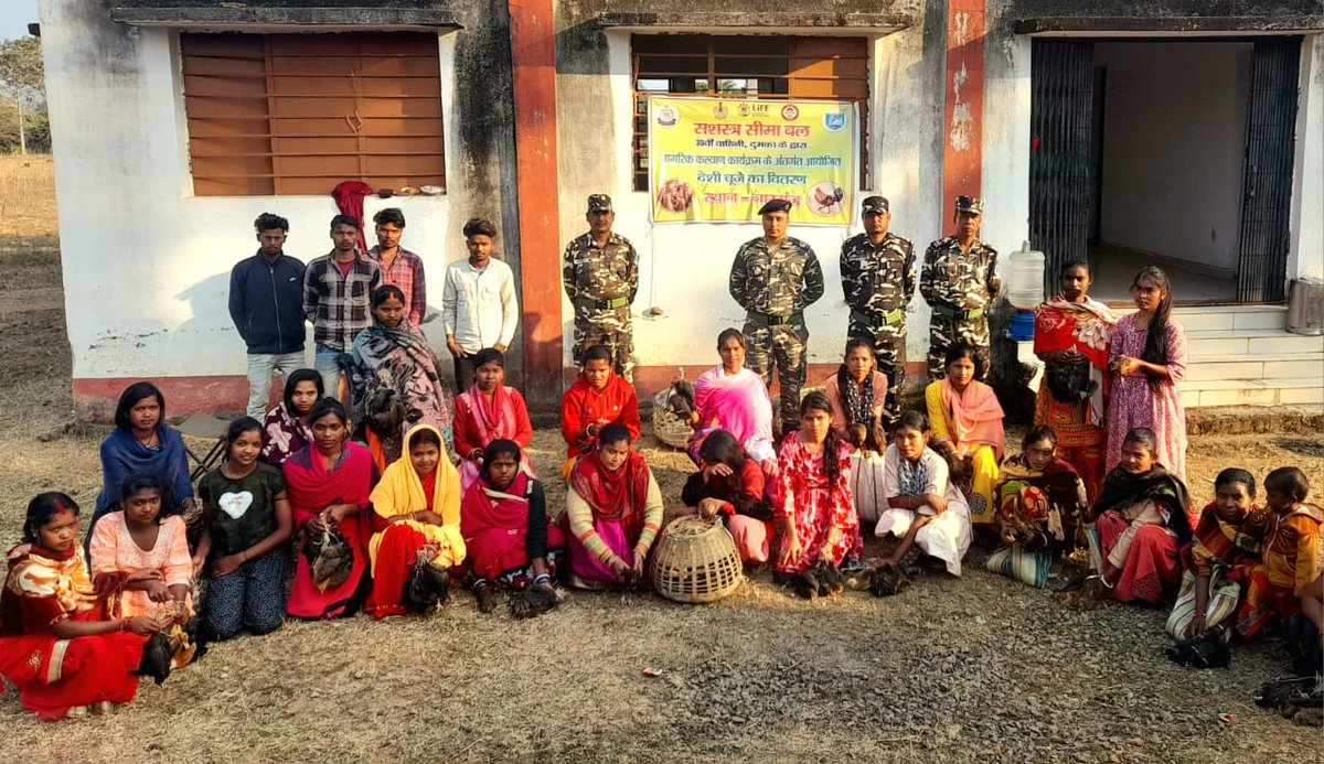 35bnSsb's tweet image. आज दिनांक:-05.02.2024 को श्री विकास कुमार पाण्डेय उप-कमांडेंट, @35bnSsb के द्वारा “डी” समवाय नारगंज में नागरिक कल्याण कार्यक्रम 23-24 के तहत 20 स्थानीय जनता में 150 चूजों का नि:शुल्क वितरण किया गया I
#CivicActionProgramme
@SSB_INDIA  @ssbpatna  @ShqGaya