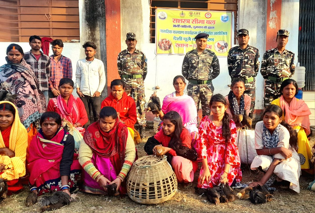 35bnSsb's tweet image. आज दिनांक:-05.02.2024 को श्री विकास कुमार पाण्डेय उप-कमांडेंट, @35bnSsb के द्वारा “डी” समवाय नारगंज में नागरिक कल्याण कार्यक्रम 23-24 के तहत 20 स्थानीय जनता में 150 चूजों का नि:शुल्क वितरण किया गया I
#CivicActionProgramme
@SSB_INDIA  @ssbpatna  @ShqGaya