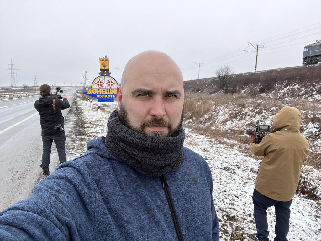 FonsiLoaiza's tweet photo. Hoy, el periodista vasco Pablo González cumple 708 días secuestrado en Polonia con la absoluta complicidad del gobierno,y el silencio de los medios en España. Se enfrenta a 10 años de prisión. No puede ver a sus hijos. Su pareja Ohiane nos pide mantener la presión social cada día https://t.co/45ZercXqQU