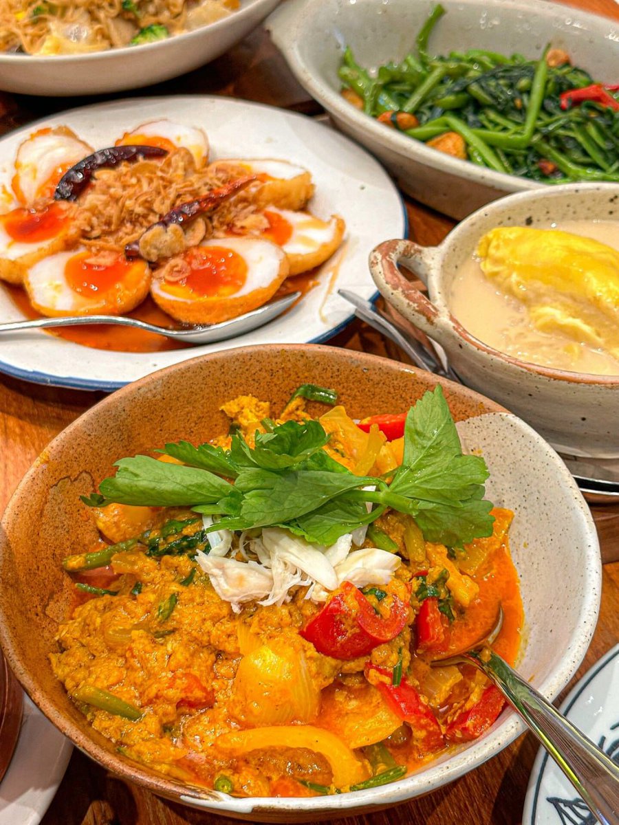 Traditional Thai food is my favorite🍽🍽 
Yummy time with my friend. 🥳