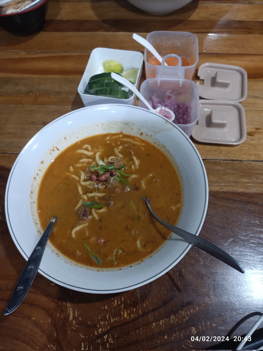 bijumaru's tweet photo. yang lain sibuk milih CAPRES CAWAPRES 
saya menyatakan sikap dengan memilih mengenyangkan perut dengan memakan MIE ACEH enak!!!! https://t.co/Rd5HlNTQGJ