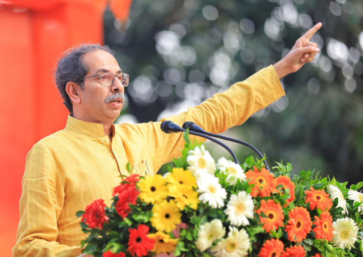 ShivSenaUBT_'s tweet photo. ‘ही तमाम जनता माझी आहे, म्हणून ते माझ्यासोबत आहेत‘ अशी साद घालत पक्षप्रमुख मा. श्री. उद्धवसाहेब ठाकरे ह्यांनी चिपळूण येथील इंदिरा गांधी सांस्कृतिक केंद्राजवळ जनसंवाद साधला. 
येणाऱ्या काळात विजय आपलाच आहे हा ठाम विश्वास इथल्या जनतेच्या चेहऱ्यावर स्पष्ट दिसत होता. हाच विश्वास कोकणच्या विकासाची दिशा ठरवणार.