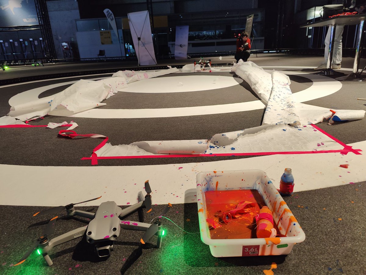 UPCLlobregat's tweet photo. 🚀 La Directora d’Estratègia i Innovació del #PMT, @ElisabethJorda, ha presentat el #DroneLab i el #DroneInnovationBeyondLimits al Congrés @ISE_Show.

🎨 Estudiants de l’@eetac_upc han realitzat el #DroneArt al #DroneArena, pintant amb drons.

ℹ️ +Info a https://t.co/MnOnAQcJQV https://t.co/6LNlZAsi0I