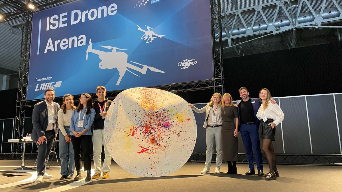 UPCLlobregat's tweet photo. 🚀 La Directora d’Estratègia i Innovació del #PMT, @ElisabethJorda, ha presentat el #DroneLab i el #DroneInnovationBeyondLimits al Congrés @ISE_Show.

🎨 Estudiants de l’@eetac_upc han realitzat el #DroneArt al #DroneArena, pintant amb drons.

ℹ️ +Info a https://t.co/MnOnAQcJQV https://t.co/6LNlZAsi0I