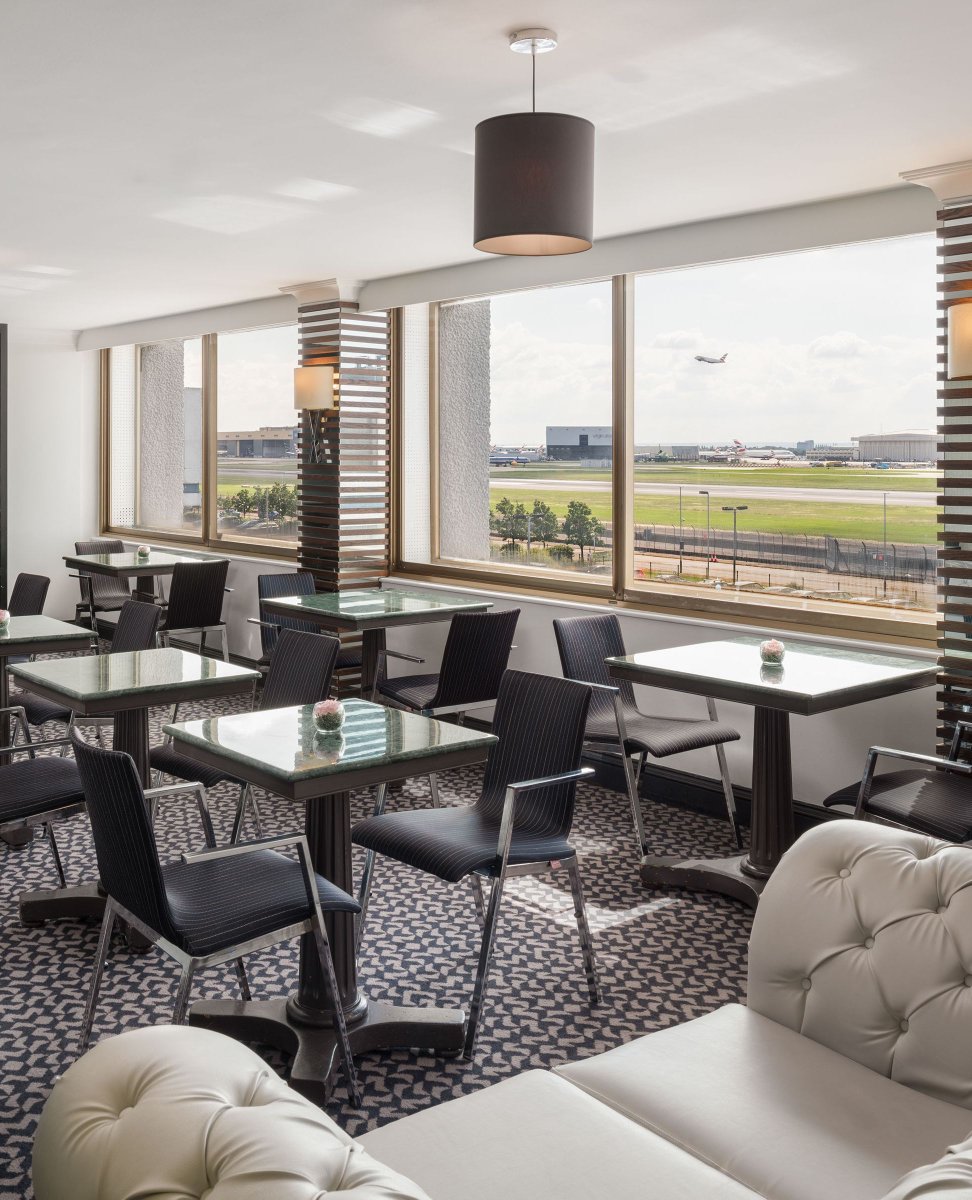 Experience breathtaking views of the Heathrow runway from our Exec Lounge. Feel completely at ease with its expansive atmosphere, contemporary amenities and inviting ambiance. #renheathrow #destination #execlounge #planes #aviation #Heathrow #runway #lounge #hotel #views