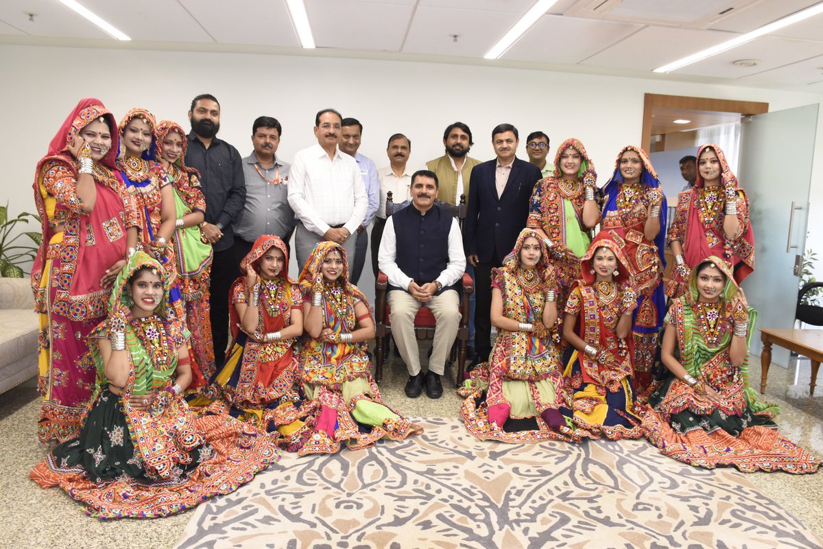 Delighted to meet the artists behind Gujarat's "Dhordo: Global Identity of Gujarat's Border Tourism" tableau in New Delhi. Congratulated them on the global recognition, securing first place in People's Choice and second place in Judges' Choice at Republic Day celebrations!