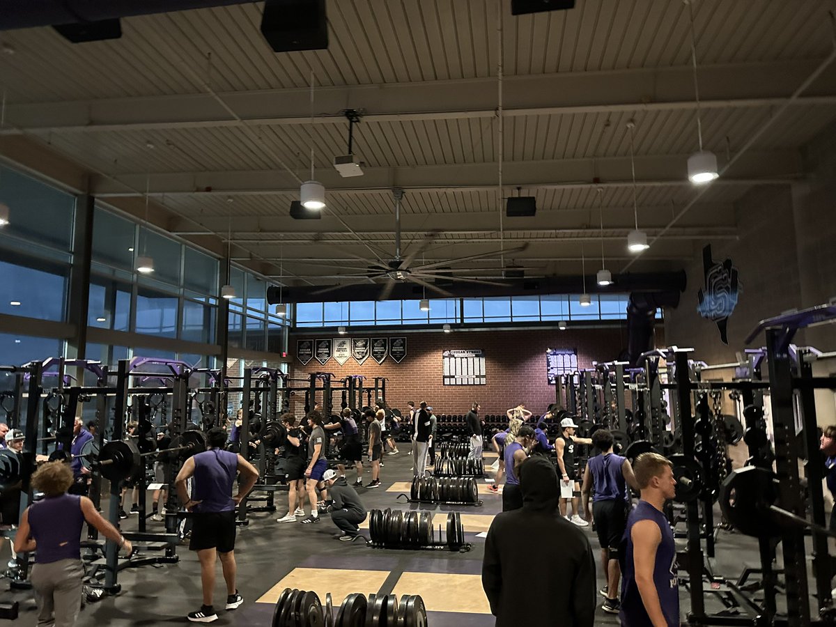 CoachFrashure's tweet photo. 7:04 on a Monday with a full house to squat! Can’t think of a better way to start the week! @CSHSCougarClub @TheCougarWay https://t.co/1xvRRJG76q