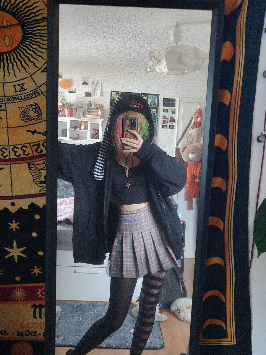 Zottelcorn's tweet photo. okay okay auf threads kommt so viel mehr zeug der acc is basically tot im sorry ABER bunny jacke mit stuff aufm rücken https://t.co/sJU1yLkeZI