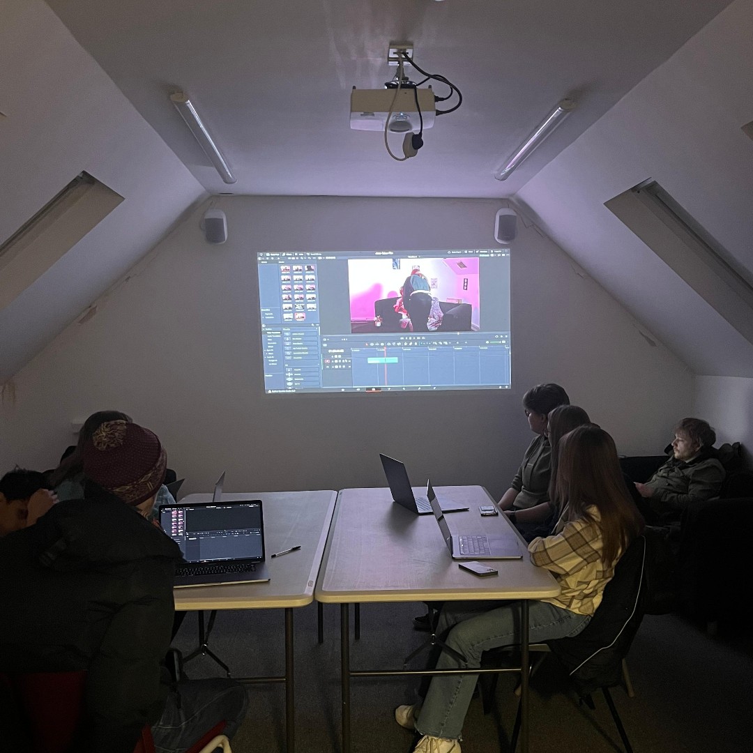 shmuORG's tweet photo. Our Young Filmmakers group have been working on a three week project surrounding “colours” and their meaning in film. They're working with the colour Pink and recently began the editing process!
#SeanConneryFoundation
@AberdeenCC #FairerAberdeenFund
#CashbackNorthEast https://t.co/CjosE1Cwxp