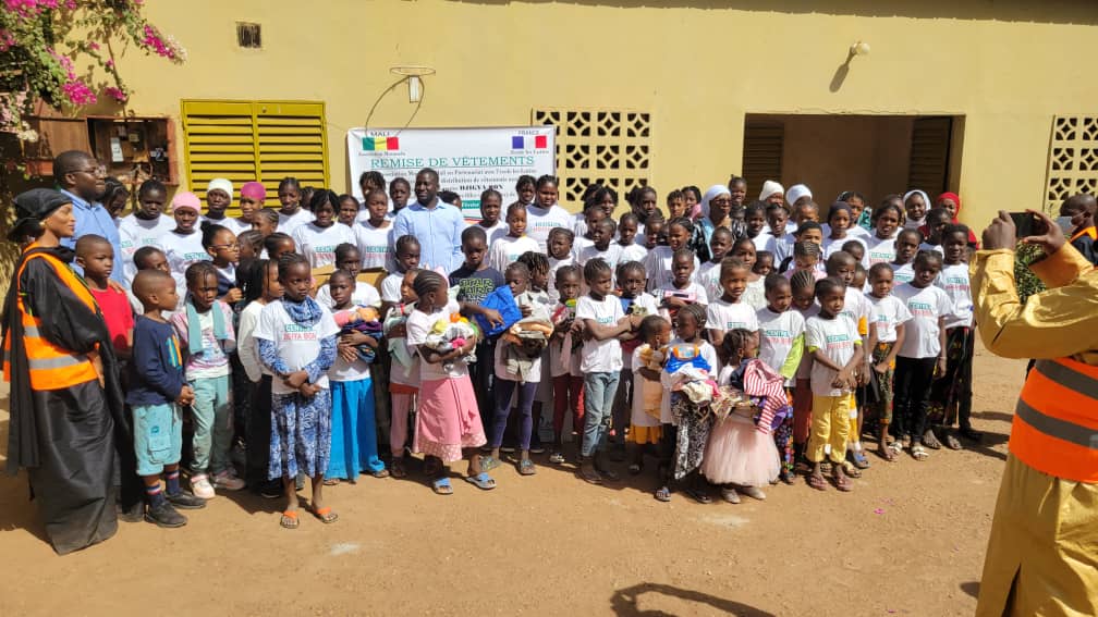 EcolelesLutins's tweet photo. Une matinée de #solidarité 
Les écodélégués de l'établissement Les Lutins ont visité le centre d’accueil, Jigiya Bon, à Daoudabougou. Ils ont remis aux pensionnaires, la première collecte de vêtements et de jouets de cette année.  #E3D @aefe_zao
@aefeinfo
#efe3d @ortisVincent31 https://t.co/kXr33k79pO