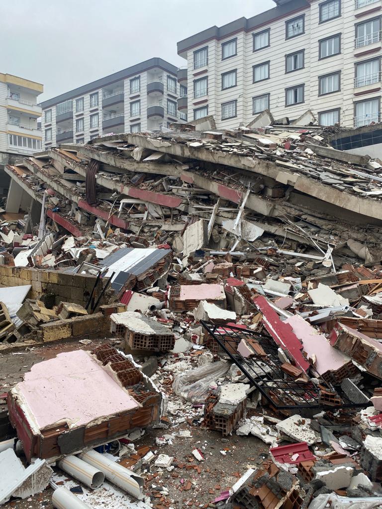 Nurdağı ilçesinde bulunan Özokuducu Apartmanı 06 Şubat 2023 tarihli depremde yıkıldı. Bu yıkım neticesinde 21 kişi enkaz altında kalarak yaşamını yitirdi. Gelinen süreçte şunlar oldu;
- Aradan 1 yıl geçmesine rağmen soruşturma dosyasında yakalama kararı bulunan firari şahıs