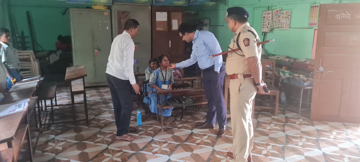 लोकसभा सार्वत्रिक निवडणूकीच्या पार्श्वभूमीवर श्री.एम.देवेंदर सिंह,जिल्हा निवडणूक अधिकारी रत्नागिरी तथा निवडणूक निर्णय अधिकारी ४६- रत्नागिरी सिंधुदुर्ग लोकसभा मतदारसंघ व पोलीस अधीक्षक श्री.धनंजय कुलकर्णी यांनी चिपळूण तालुक्यातील मतदान केंद्र क्रमांक 265/10 ला भेट देऊन पाहणी केली.