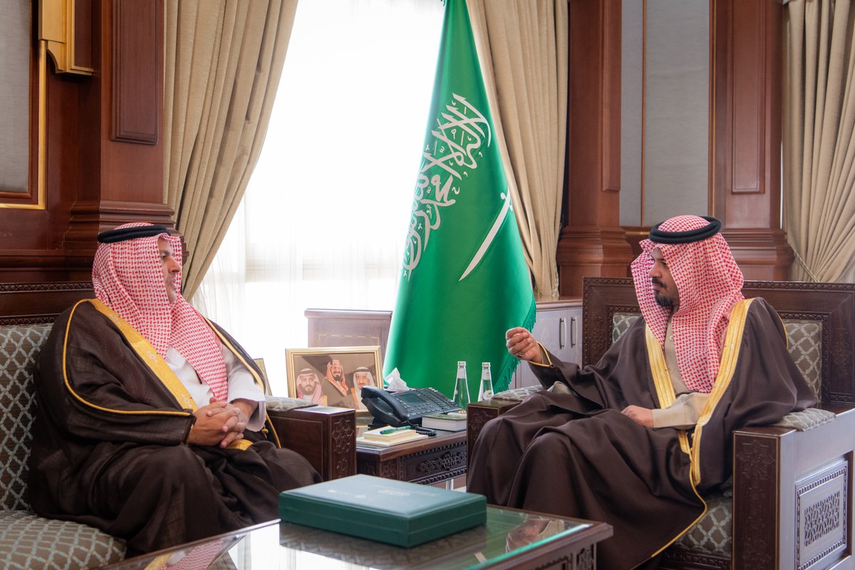 imarat_almadina's tweet photo. سمو أمير منطقة #المدينة_المنورة، #سلمان_بن_سلطان يستقبل مدير عام فرع وزارة الموارد البشرية والتنمية الاجتماعية بالمنطقة م.عبد الله الصاعدي. https://t.co/gozK2Vhxmm