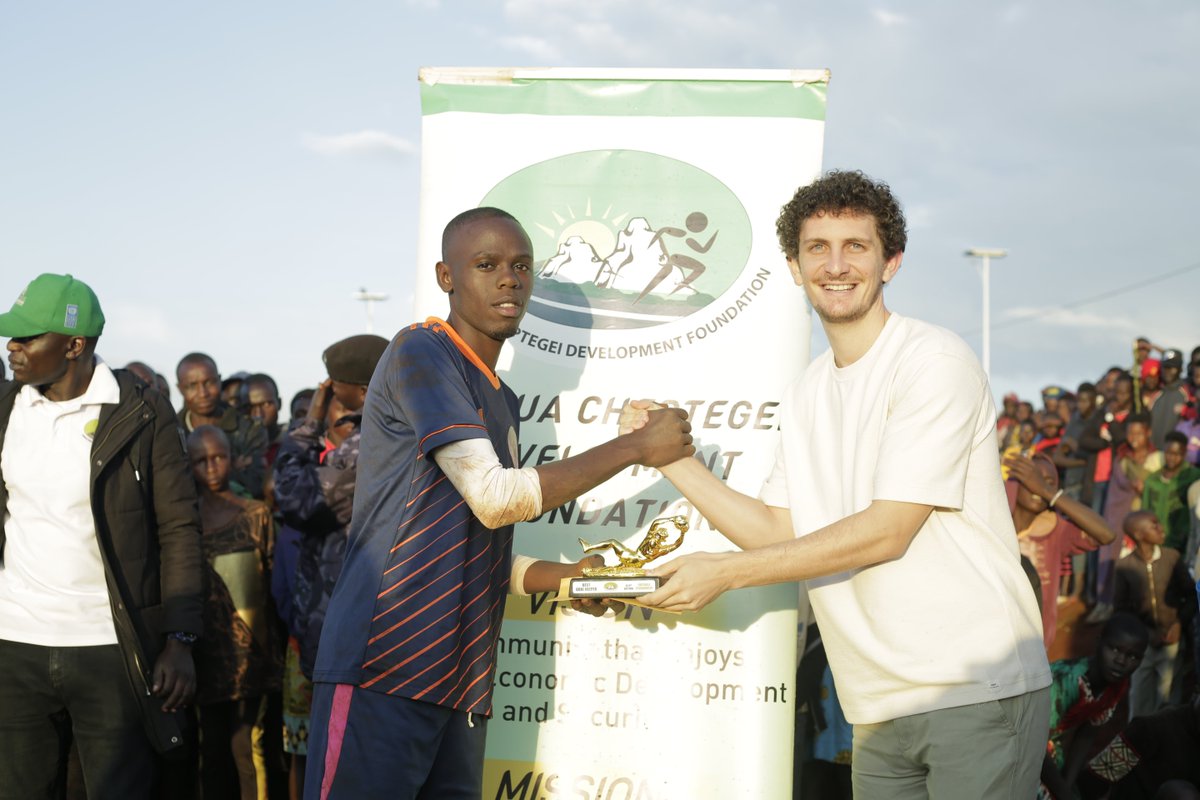 @joshuacheptege1 @omerselli @olympiasportsac The trophy was handed to Kawowo Ward by @joshuacheptege1. Huge gratitude to the committee, players, and the people of Kapchorwa who turned up in large numbers. We look forward to sparking change in society through sports. #socialimpact #JoshuaCheptegei #JOCDEF