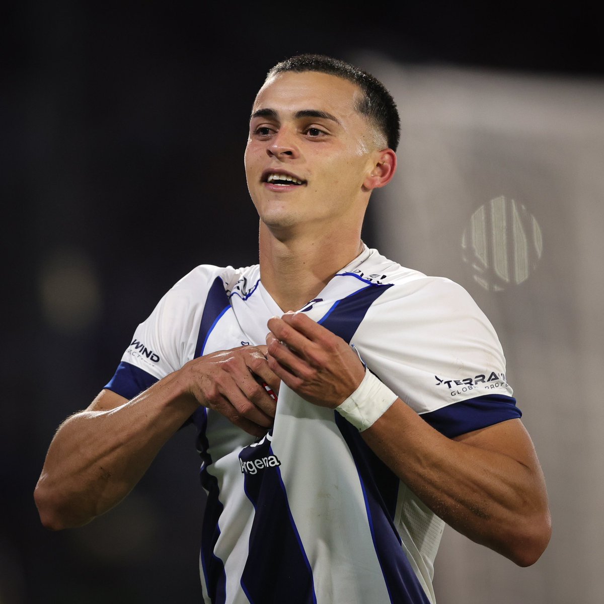 CATalleresdecba's tweet photo. Un Ramón señalando el escudo más 𝗹𝗶𝗻𝗱𝗼 de 𝗧𝗢𝗗𝗢𝗦 para arrancar la semana 😍💙 https://t.co/krcJNDIKrL