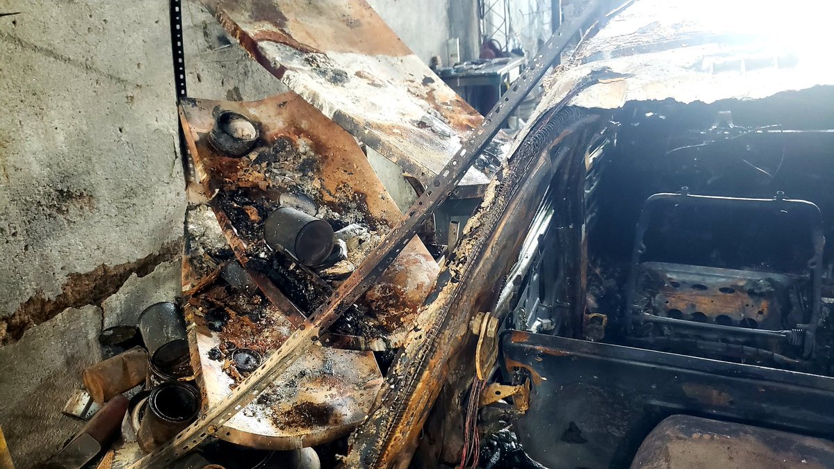 leoguevara80's tweet photo. #INSEGURIDAD #Cordoba robaron y quemaron el taller de chapa y pintura de un jubilado de 77 años "no me alcanza para comer por eso trabajo desde los 13 años y ahora no me dejaron nada" contó don Ramón, muy conocido en barrio Marques de Sobremonte. Movil @radiomitrecba. https://t.co/7iDnajGYxD