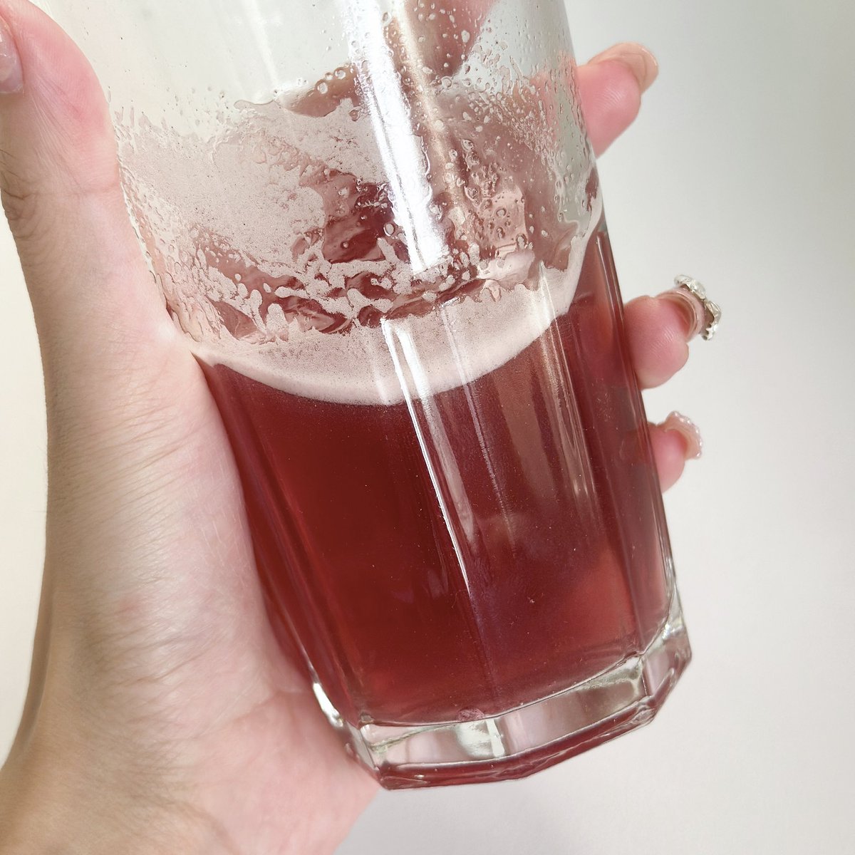 อาหารเสริมอีกตัวที่ทานควบคู่กับการบำรุงและทำหัตถการคือ roots สูตร resveratrol สกัดจากองุ่น เค้าจะช่วยให้ผิวไม่โทรม ดูสดใส ต้านแดดได้ดีขึ้น เป็นผิวที่ดีขึ้นจากภายใน กล่องม่วงเป็นรสองุ่น อร่อยมากกกกก ไม่มีน้ำตาล ดีมากๆๆ หอมด้วย