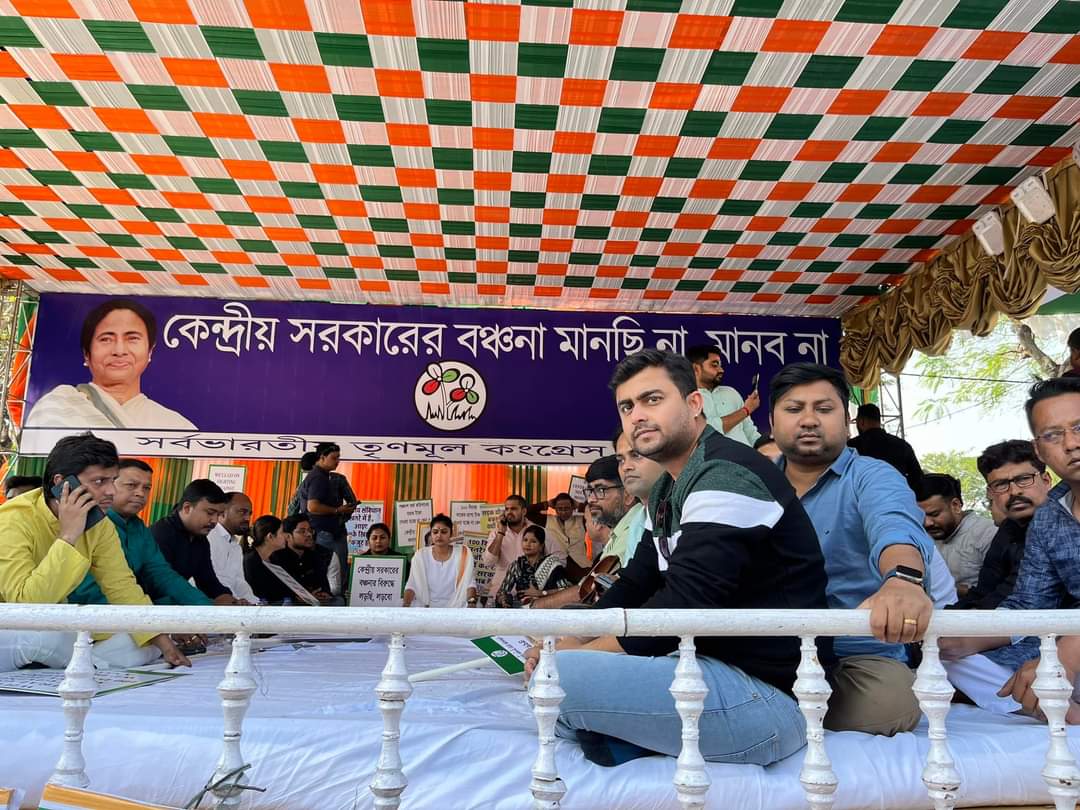 ShahbazAitc's tweet image. At the Dharna Manch showing Protest against @BJP4India for not releasing the Due Funds of MGNREGA Workers &amp;amp; other schemes under the guidance of Youth President @sayani06, #TMYC Secretary @priyadarshini88, #NKDTMYC President @santi_kundu with other Senior Leaders of @AITCofficial