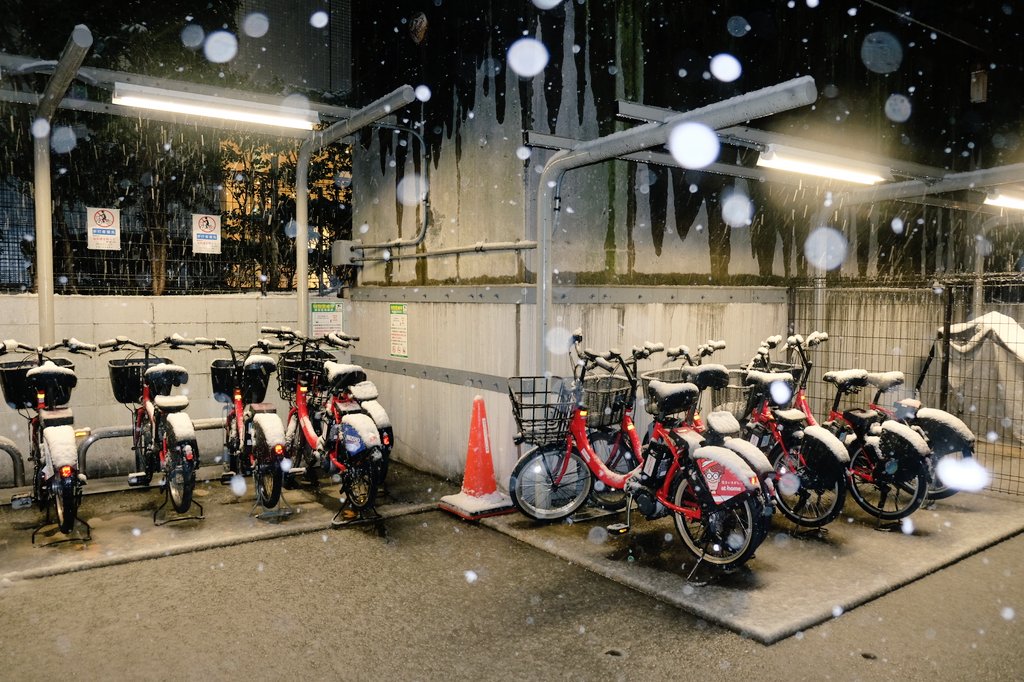 BuckedbytheStar's tweet photo. Is it normal that it's thundering like this while it's snowing? #Snowkyo #Tokyo https://t.co/UvX4v0t3kx