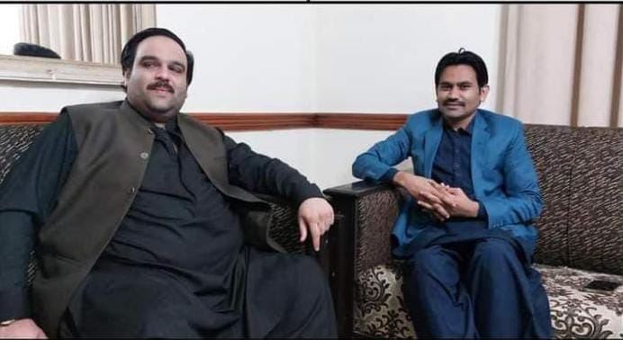 ZainHQ's tweet photo. این اے 214 تھرپارکر میں ظلم، دھونس اور بربریت کے حربوں میں ناکامی کے بعد پیپلزپارٹی کا اپنے ایجنٹس کے ذریعے اقلیتی ووٹرز کو خریدنے کا بھونڈا منصوبہ۔اقلیتی ووٹرز کو خریدنے کیلئے دس ہزار سے 1 لاکھ تک کے چیک بانٹ کر الیکشن قوانین کی دھجیاں اڑائی جارہی ہیں لیکن الیکشن کمیشن اور انتظامیہ خاموش تماشائی بنے ہوئے ہیں۔ افسوس اس نظام پر لیکن اس نا انصافی کا بدلہ ہوگا صرف ووٹ سے۔
#NA214 
#نا_انصافی_کا_بدلہ_ووٹ_سے