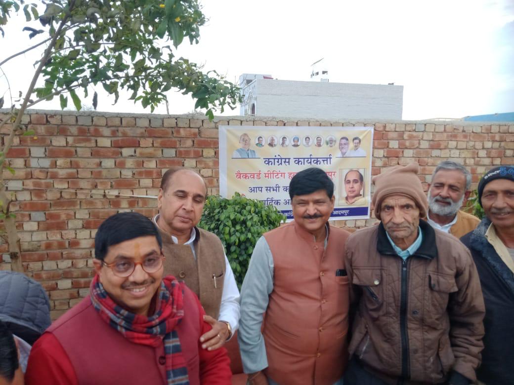 ParveshTyagi16's tweet photo. हल्का आदमपुर, हिसार में मंडलम सैक्टर बूथ स्तर पर संगठन विस्तार के लिए कांग्रेस कार्यकर्ताओं से सीधा संवाद किया https://t.co/fRHiSEWxiW