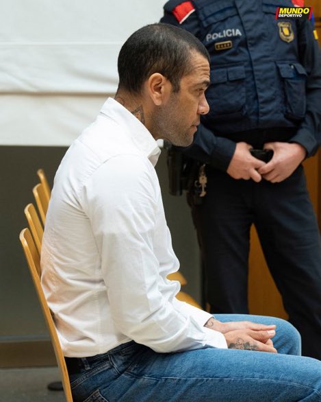 AtaqueFutbolero's tweet photo. 🚨🇧🇷 Después de 13 meses en PRISIÓN PREVENTIVA, comenzó el JUICIO contra Dani Alves por presunta agresión sexual a una joven en un boliche de Barcelona en 2022.

Hoy declararán 6 testigos y mañana se realizarán otras 22 declaraciones.

La Fiscalía pide 9 AÑOS DE CÁRCEL y la víctima, 12. ⛔️