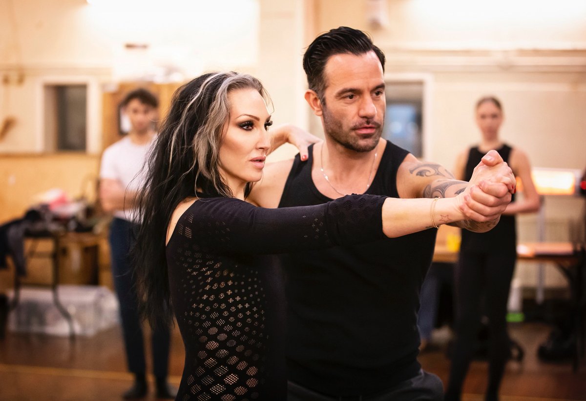 Rehearsal photos have been released for next week's concert production of the @AddamsFamilyUK , which stars @michellevisage as Morticia, @raminkarimloo as Gomez and #LesleyJoseph as Grandma. 📸 @peachyraith 📅 12 - 13 Feb 📍 @LondonPalladium 🎟️ lwtheatres.co.uk/whats-on/the-a…